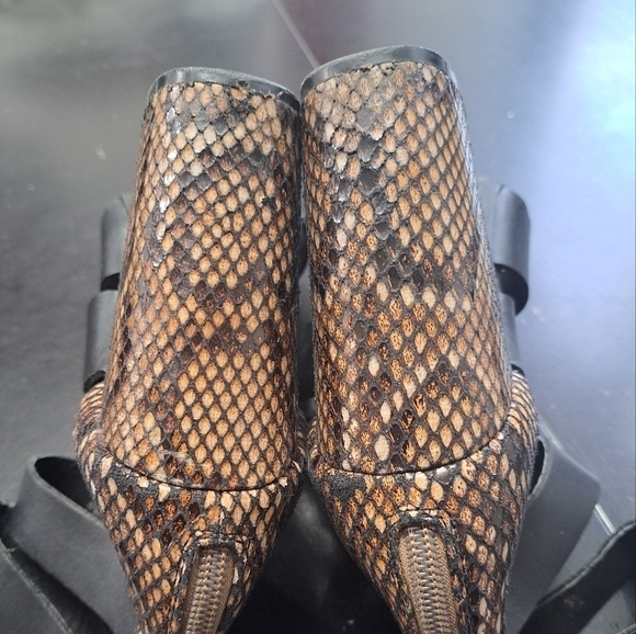 Chinese Laundry Peep Toe Bonafied Sandals - Picture 9 of 10